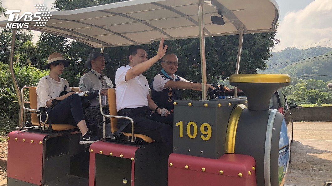 侯友宜體驗鐵道自行車　擬推新北市海洋版