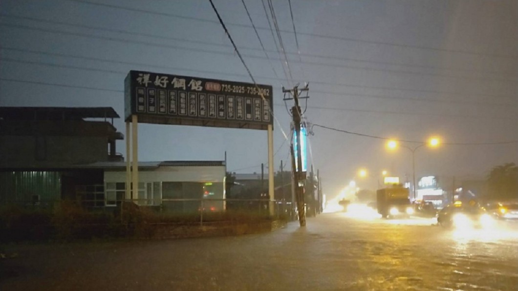 快訊/高市雷雨大社、大樹4千戶停電! 台電急搶修
