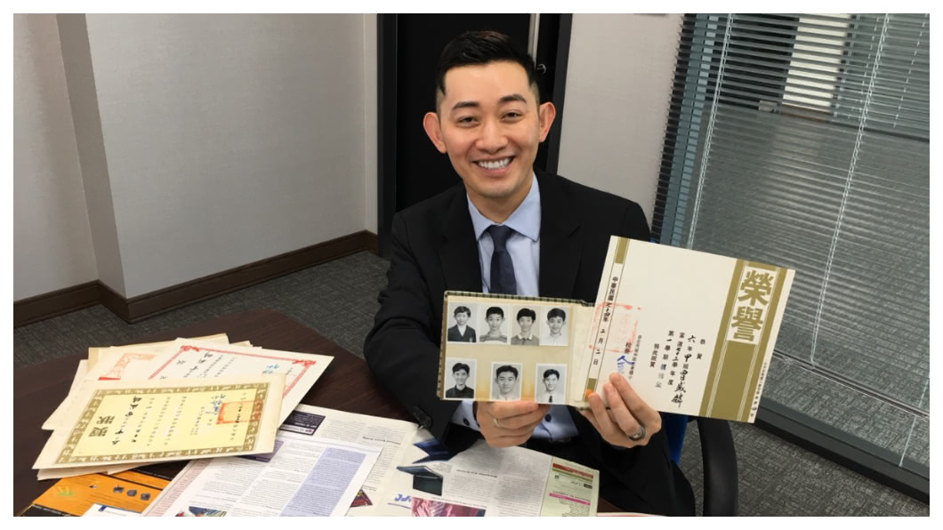 葡萄王生技董事長暨總經理曾盛麟接受TVBS獨家專訪，首度對媒體吐露因為企業接班，捲入家族風暴的無奈，但也因為董事會委以重責，曾盛麟必須承擔葡萄王及葡眾直銷未來持續成長的重擔，讓他對於父親曾水照第一代創業不易，深有體悟。  圖／TVBS