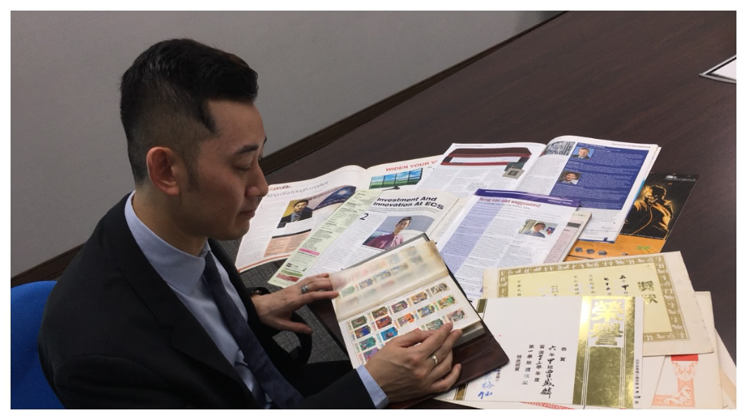 次子曾盛麟從葡  萄王董事會票選下意外接班，有宗教信仰的他，認為一切都是「緣分」，他希望哥哥曾盛陽有一天也能聽聽李宗盛《新寫的舊歌》，以人子的角色，與逝去的父親講和。  圖／TVBS