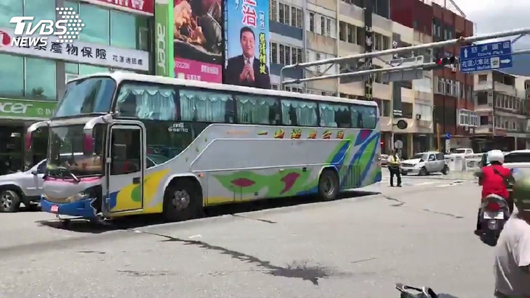 快訊/遊覽車疑剎車失靈 花蓮市區連撞5車