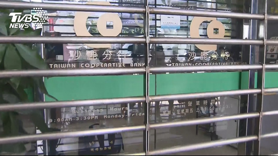 快訊/沙鹿合作金庫遭搶 壯男持槍騎車逃