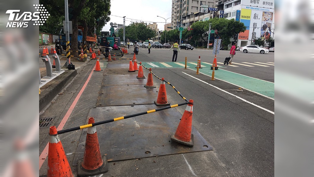 台灣大道四段慢車道施工 機車族諷:如越野賽道