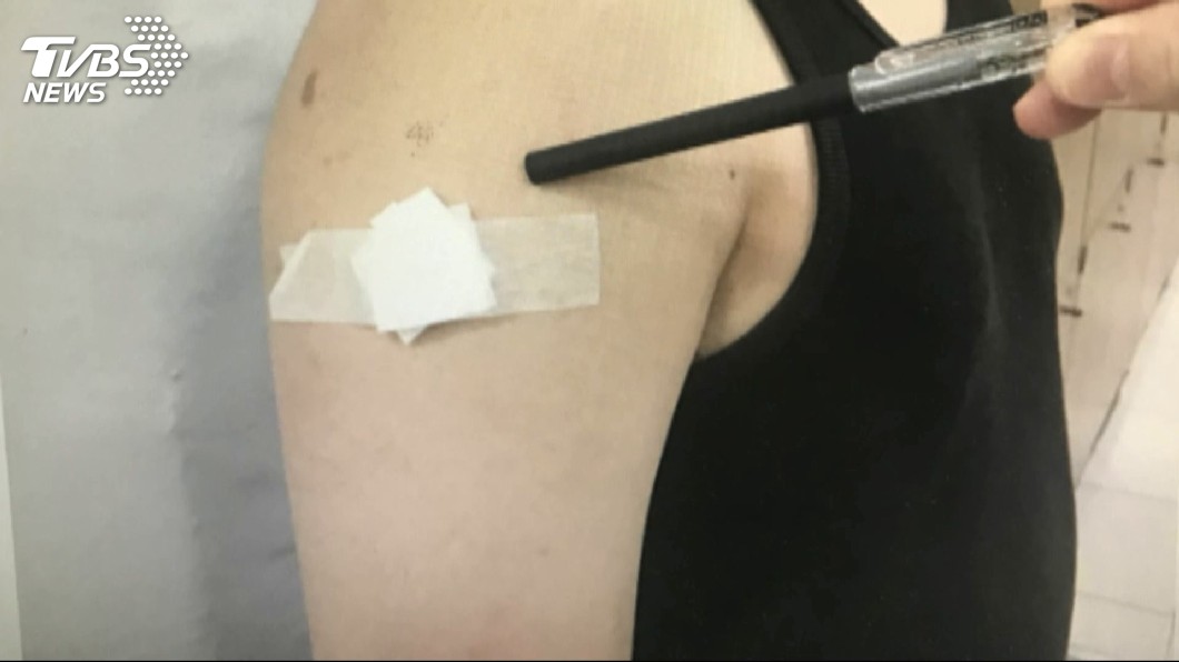 我咬！女友護通緝男友　環抱警察、咬手臂