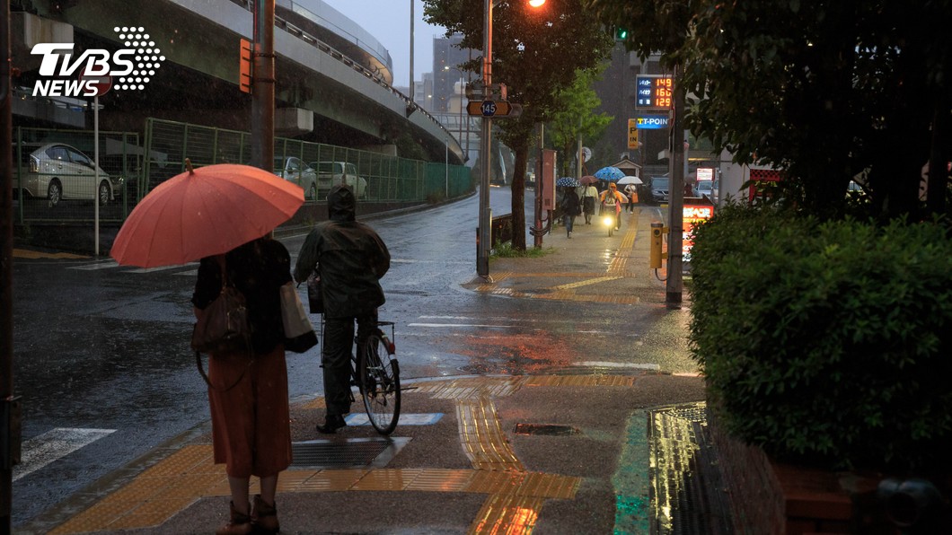 雷聲大雨點小?輕颱「安比」漸遠離沖繩