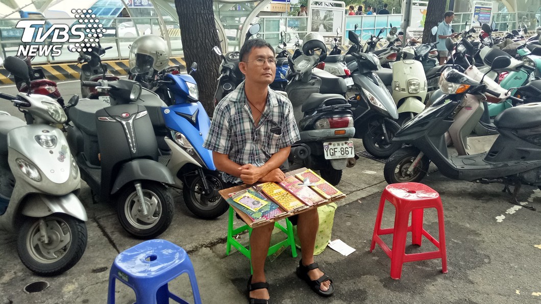 車禍腦傷弱視…單親爸賣刮刮樂養幼女:不要可憐我