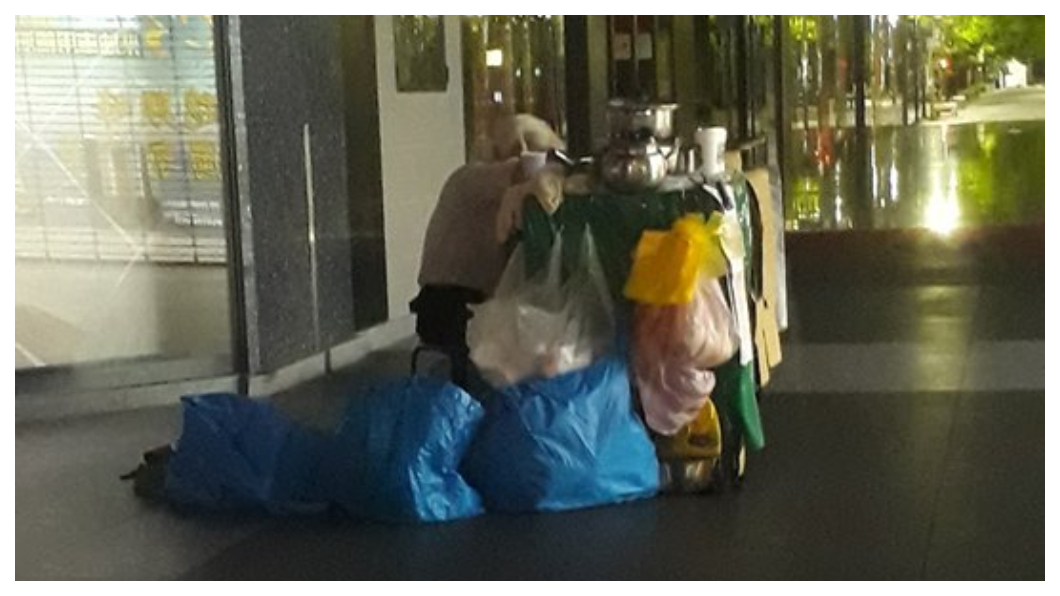 累到睡著…老伯賣佛心價地瓜 網友:讓他早點回家