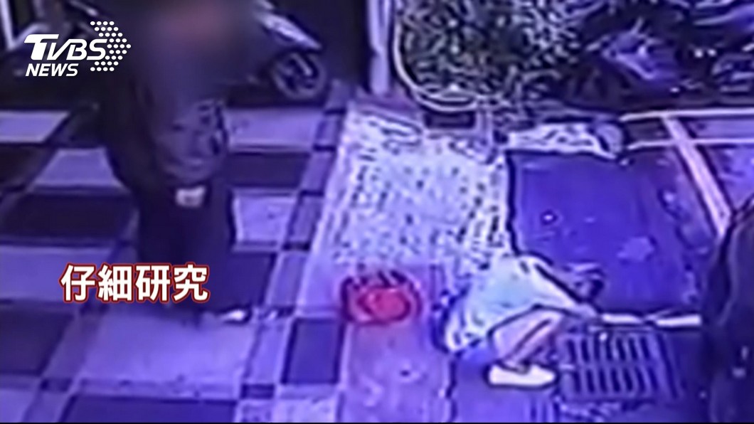 順手牽羊!女喝茫坐路邊包放後方 男摸走