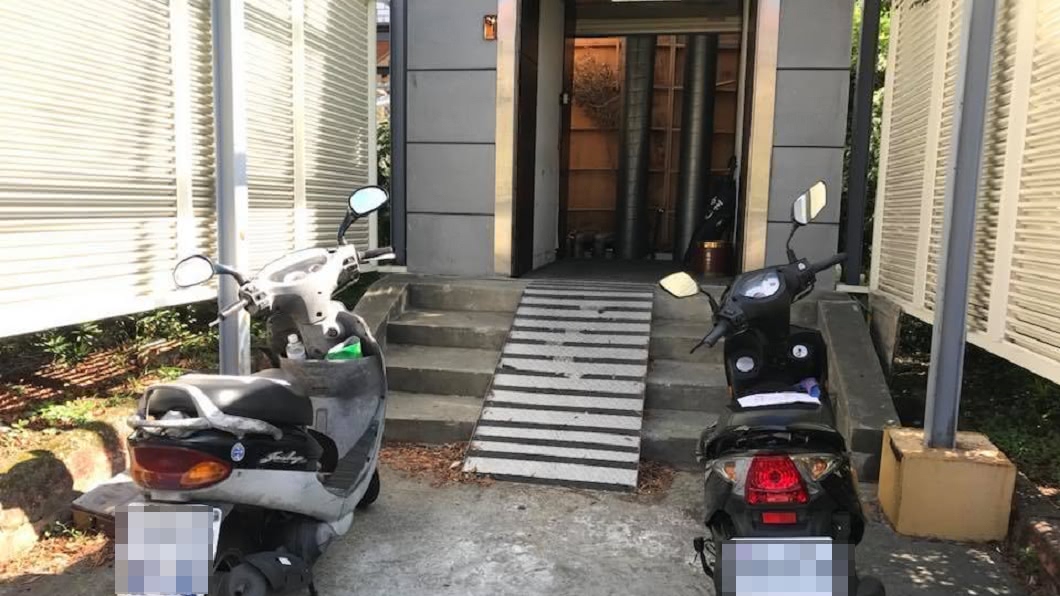 機車亂停擋「往生室出入口」　網傻眼：想載回家？