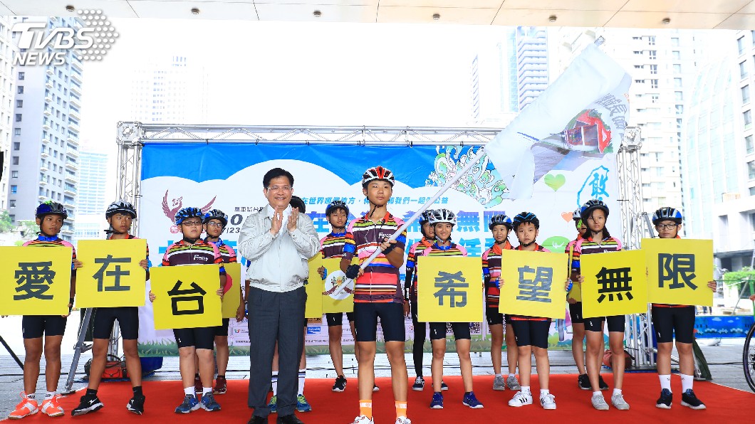 弱勢學童單車環台挑戰 深入各地關懷長輩
