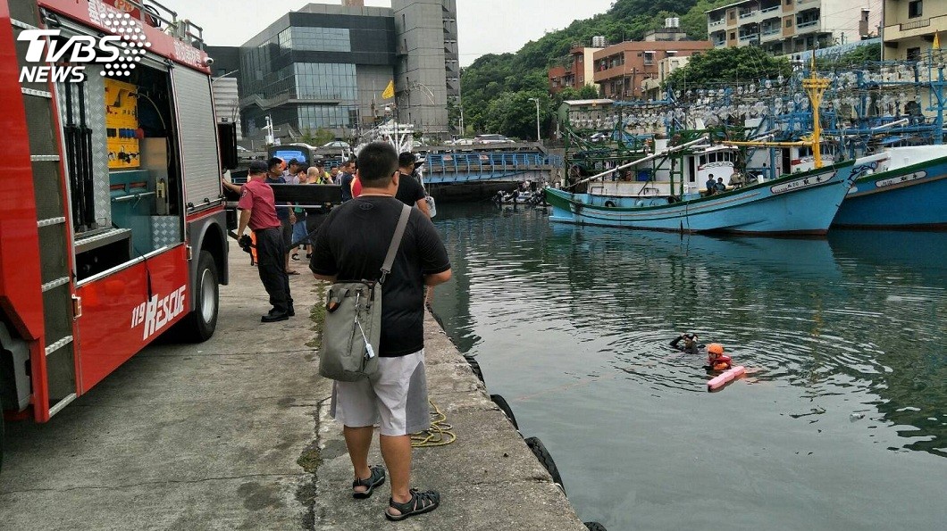 死意甚堅?男騎車衝漁港墜海 手綁機車握把上