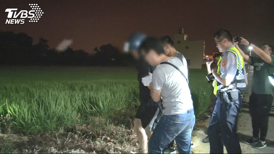 男子在行兇後於住家500公尺外的一處大排被逮捕。(圖／TVBS)