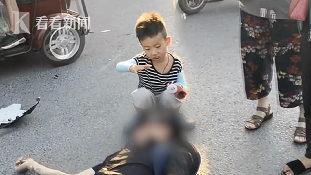 小暖男！機車騎士車禍倒地　7歲童蹲地幫遮陽