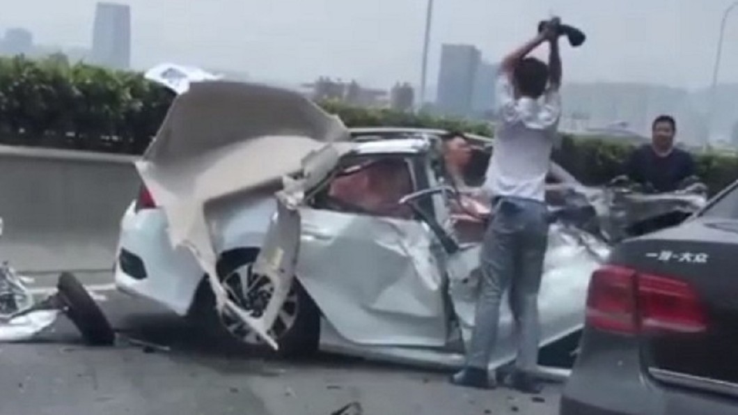 史上最衰乘客!車禍骨折卡副駕 下秒還被打