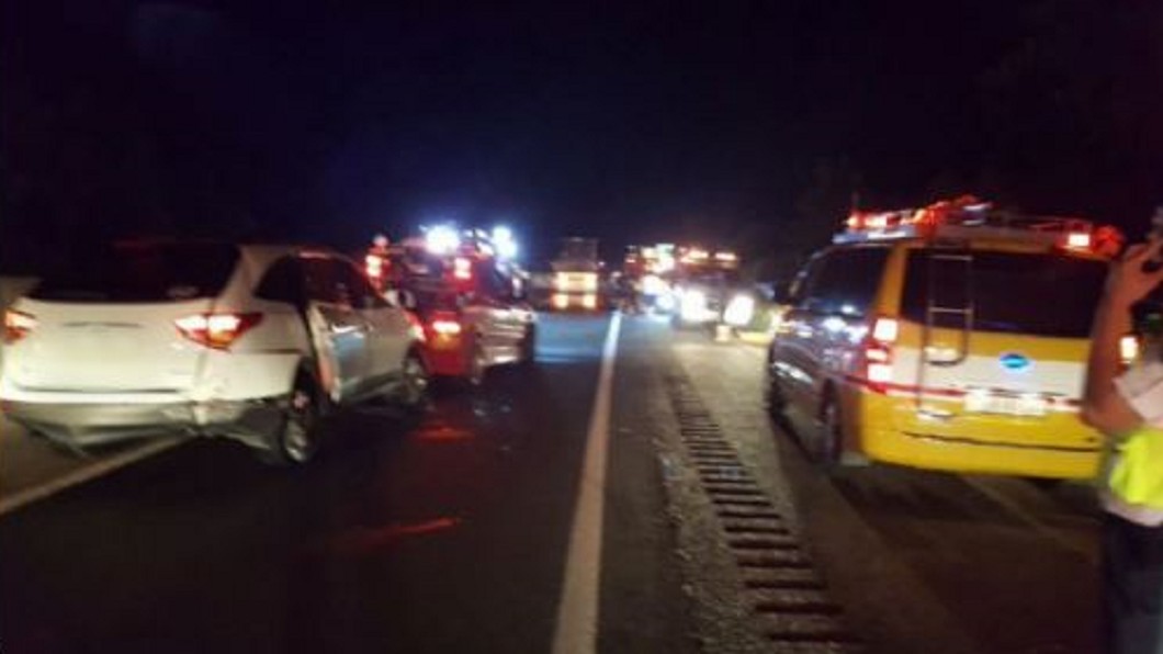 高速公路驚見野豬! 車子5連撞12人受傷