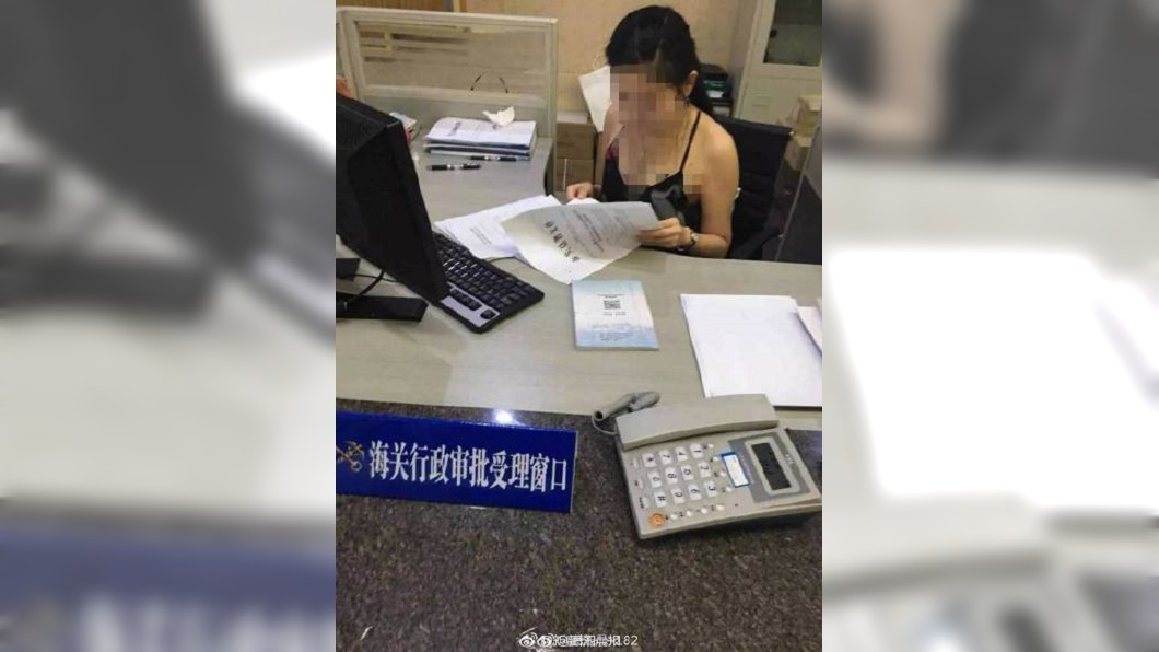 海關職員穿低胸辦公被爆料 網知真相大讚:應表揚她