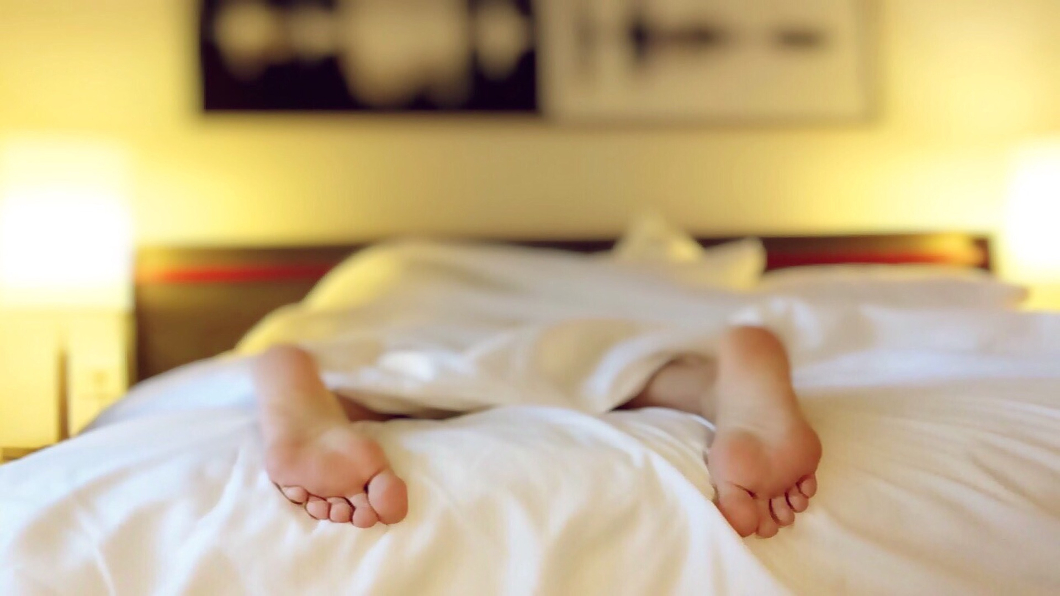 騙錢騙感情!她女扮男裝談戀愛 純情男睡整月沒發現