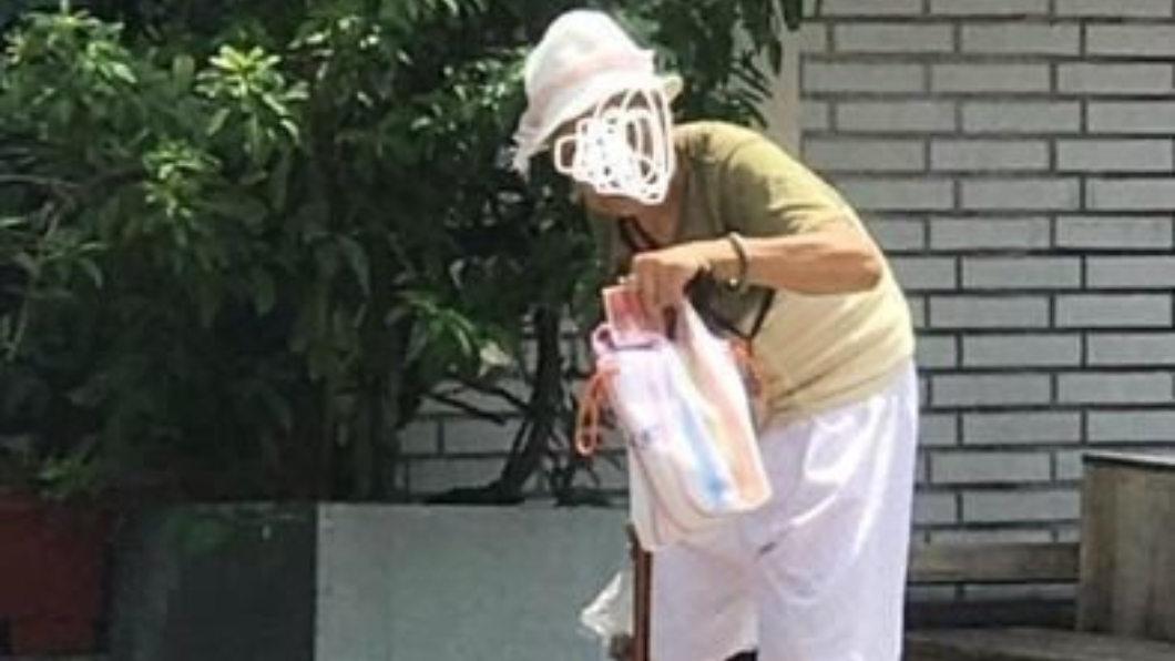 傻眼!他掏百元買5片餅乾 竟被阿婆「嫌少」再要200
