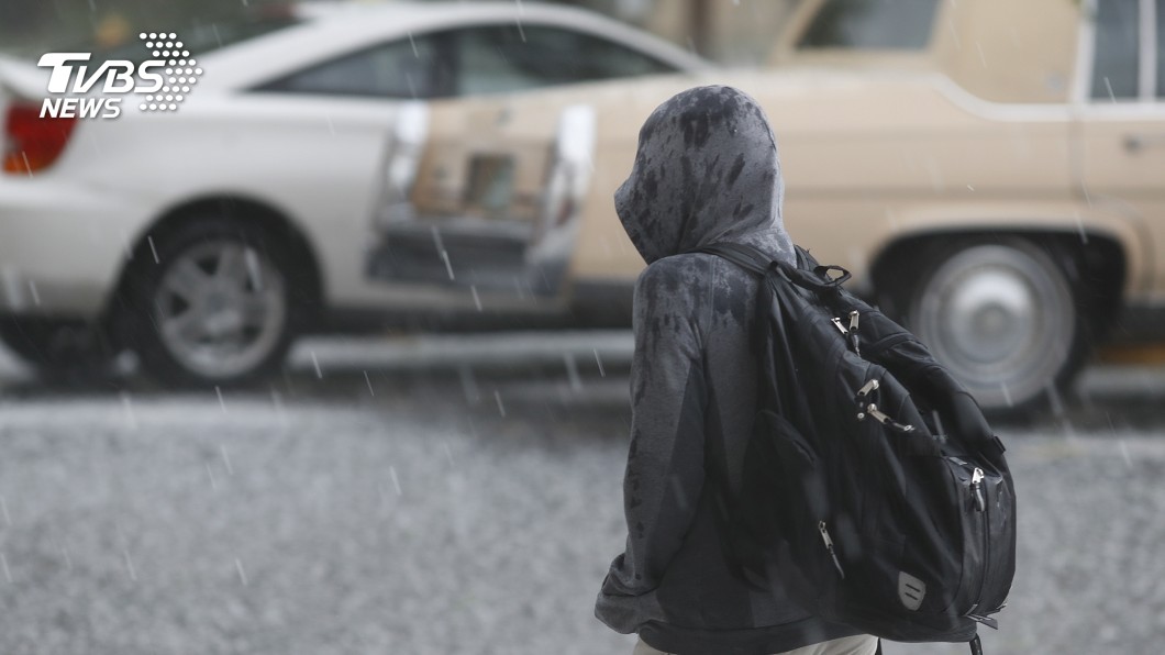 美科羅拉多暴雨 路面遭侵蝕車掉入大洞