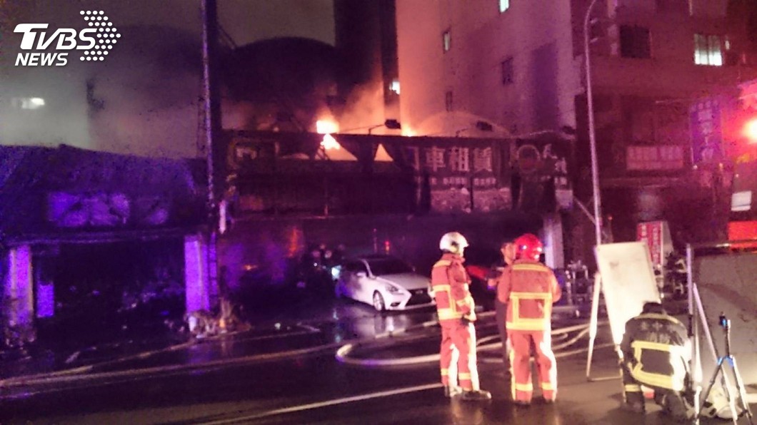 中市汽車租賃行起火　延燒6戶4人送醫