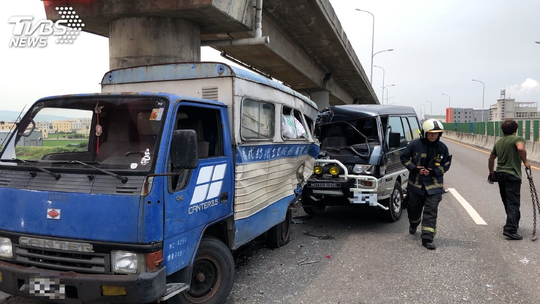 西濱台中段廂型車追撞小貨車 駕駛1死1傷