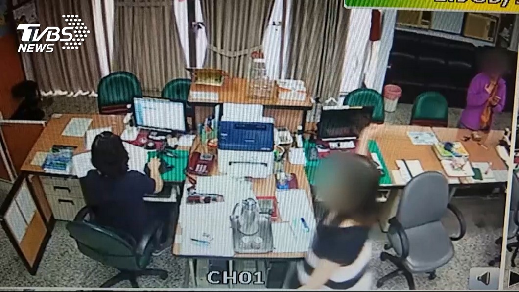 雙方當時在戶政事務所互罵，最後承辦人員怒而離席。圖／TVBS