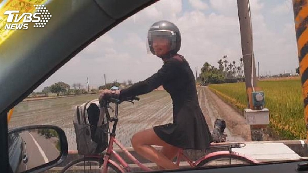 開車遇長腿妹「超正背殺」 轉頭驚見阿伯臉:精神都來了