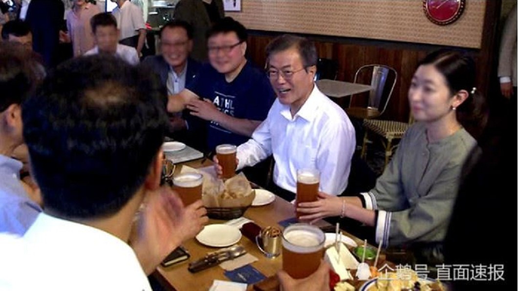 文在寅傾聽民意 臨時現身召開啤酒會議