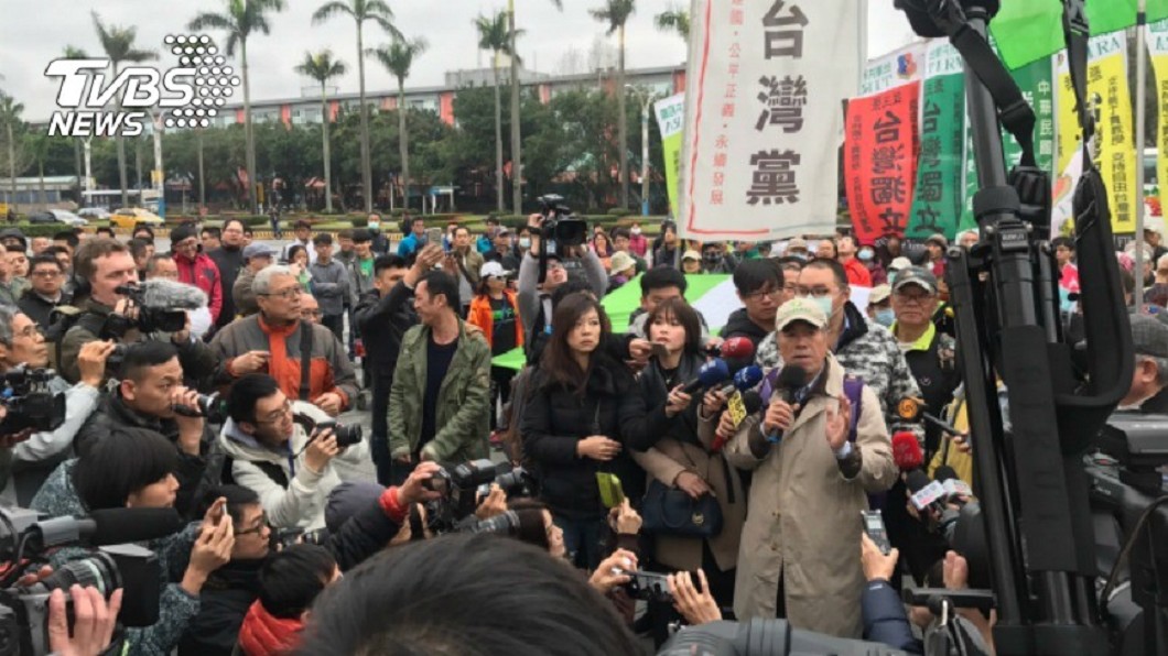 焚燒國旗、衝撞員警 蔡丁貴罪嫌不足全獲不起訴