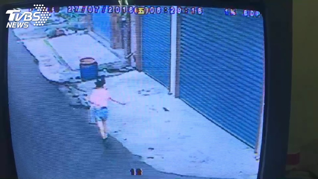 離奇猝死!女童慘遭惡犬追逐 趴臥空地身亡