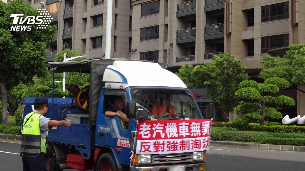 老貨車司機繞行高雄陳情 市府:只打髒車