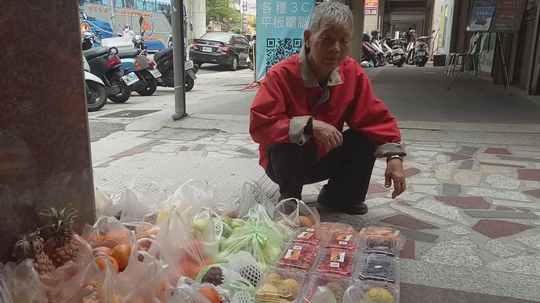 有時候老爺爺一天賣不到300元。(圖／光線提供)