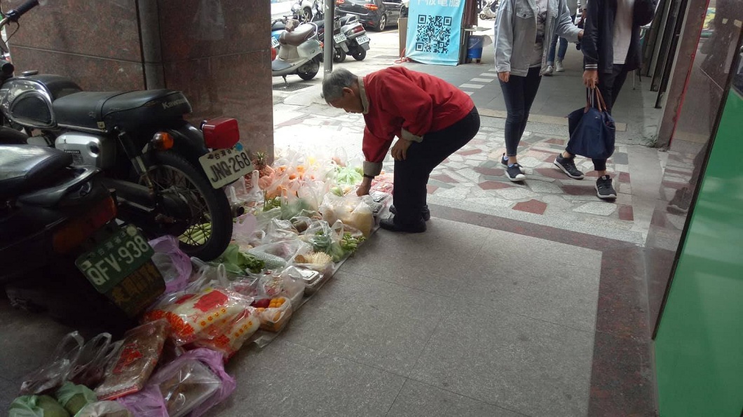 老爺爺每天從彰化埔心坐1個多小時的車來到台中市鬧區賣蔬果。(圖／光線提供)