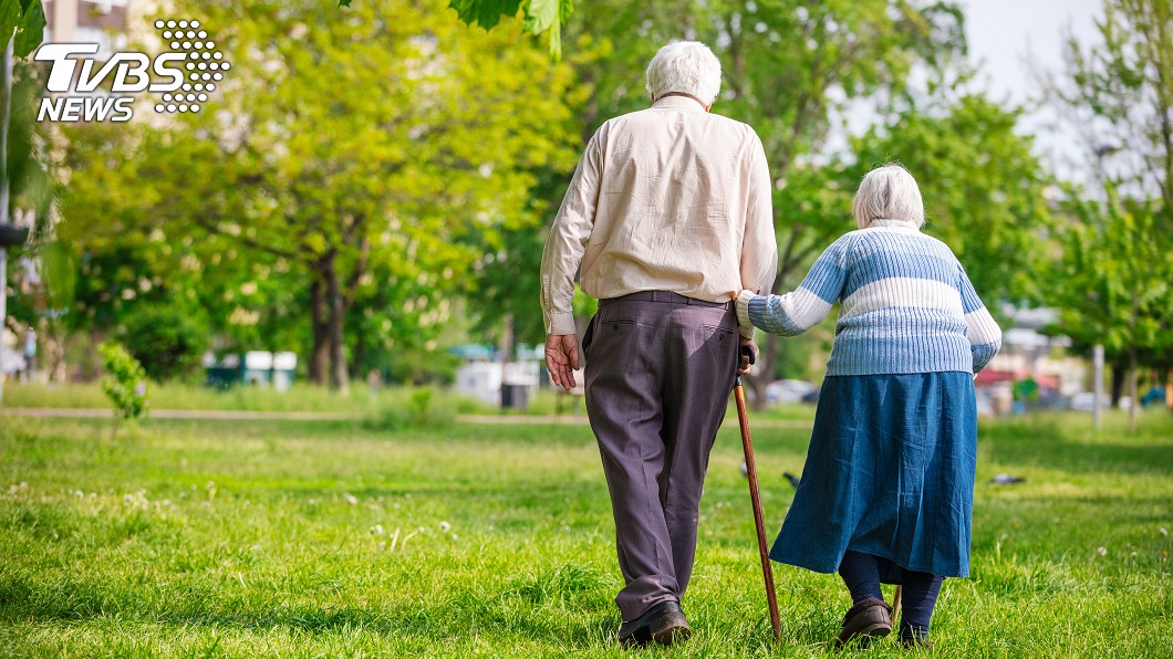 屁孩們公園嚇老人...80歲嬤重摔倒地 網怒:快提告