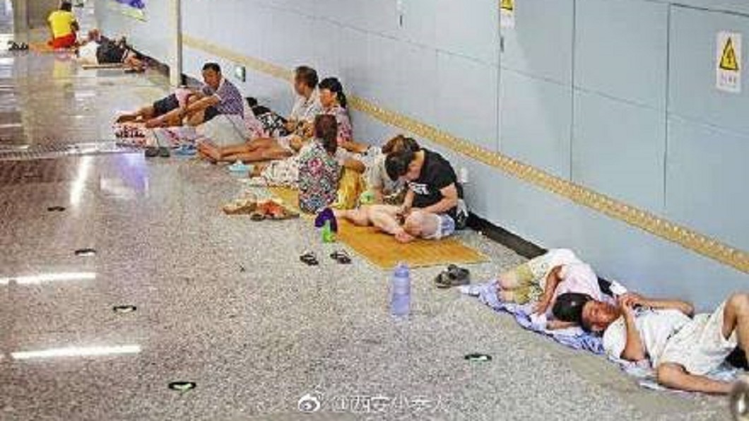 太熱！陸「蹭涼族」攻佔超市　自備板凳涼蓆