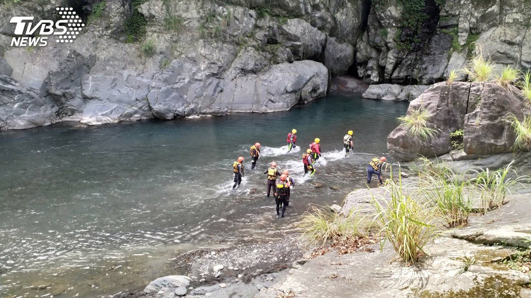 6歲女童烏來戲水遭沖走 警消動員百人持續搜救