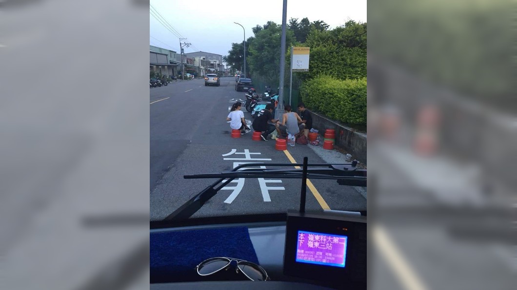 扯!公車站牌辦烤肉趴 網:地上「白字」說明一切