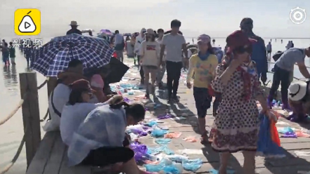 遊客亂丟鞋套 青海「天空之鏡」變垃圾場