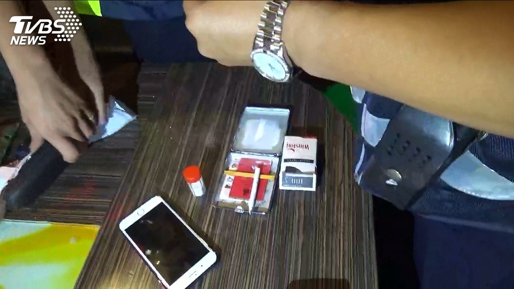以為臨檢警已離開 男子KTV吸毒當場遭逮
