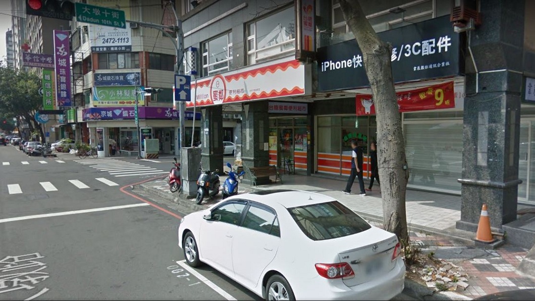 把車停在車格內…店員徒手移車紅線上　害他吃罰單