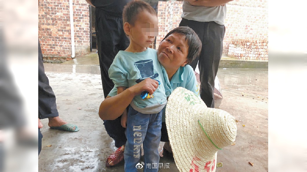 爺爺死亡身體腐爛…3歲孫喝水維生 伴屍躺5天