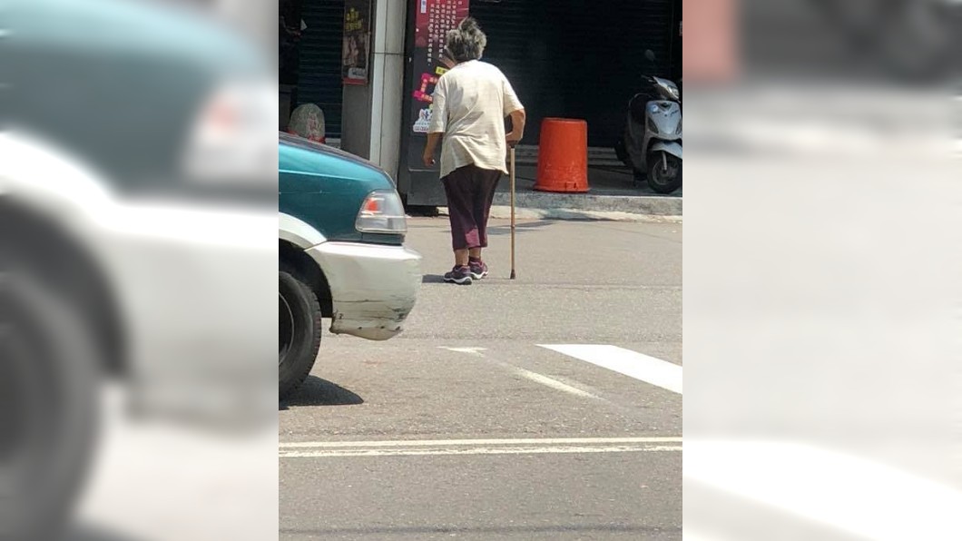 路邊白髮阿嬤喊腿痛 她好心給錢下一秒傻眼