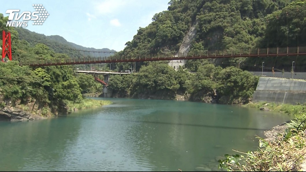 9年前離奇翻車！烏來山區有詭　工人拆「這塊碑」全生病