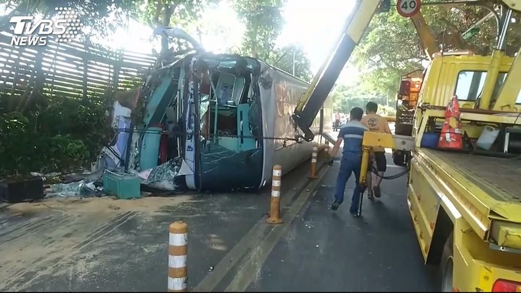 國安局前翻車! 疑校車下山失控釀禍