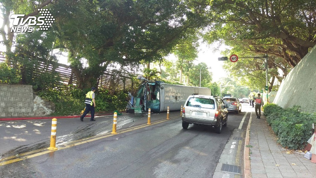 仰德大道校車下山翻覆　司機骨折送醫