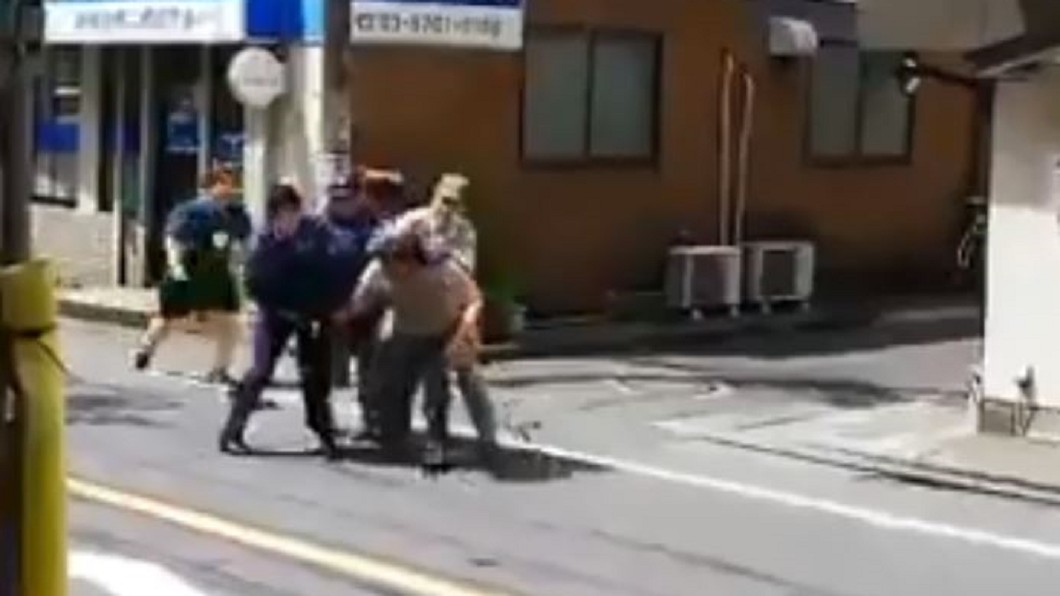 小女警力抗揮刀大叔!路過黑貓神救援 5秒打趴他