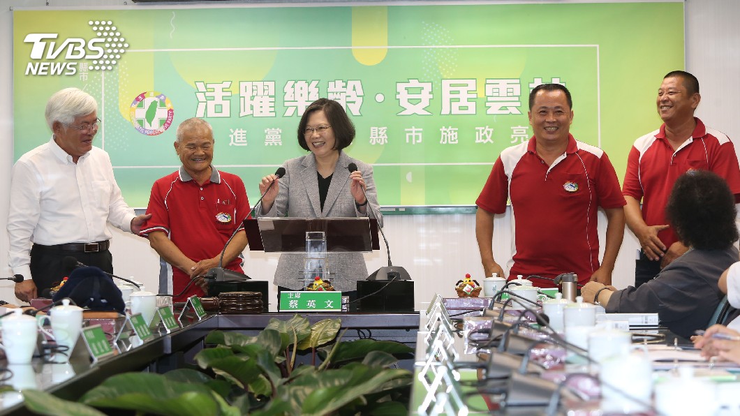 雲林縣長青食堂老人共餐 蔡英文讚創造新典範