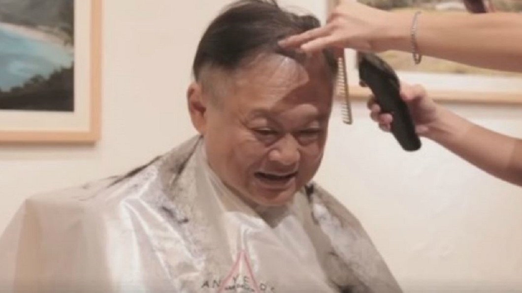 2017年王世堅履行影片破百萬點閱的承諾，在臉書直播剃頭過程。圖／翻攝自 王世堅 臉書