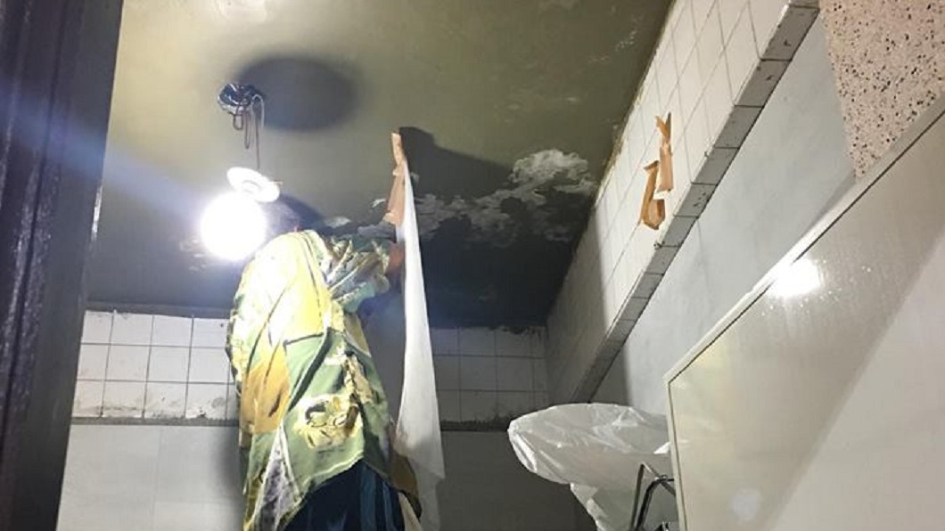 超摳房東!不願處理漏水 竟要房客「撐傘進廁所」