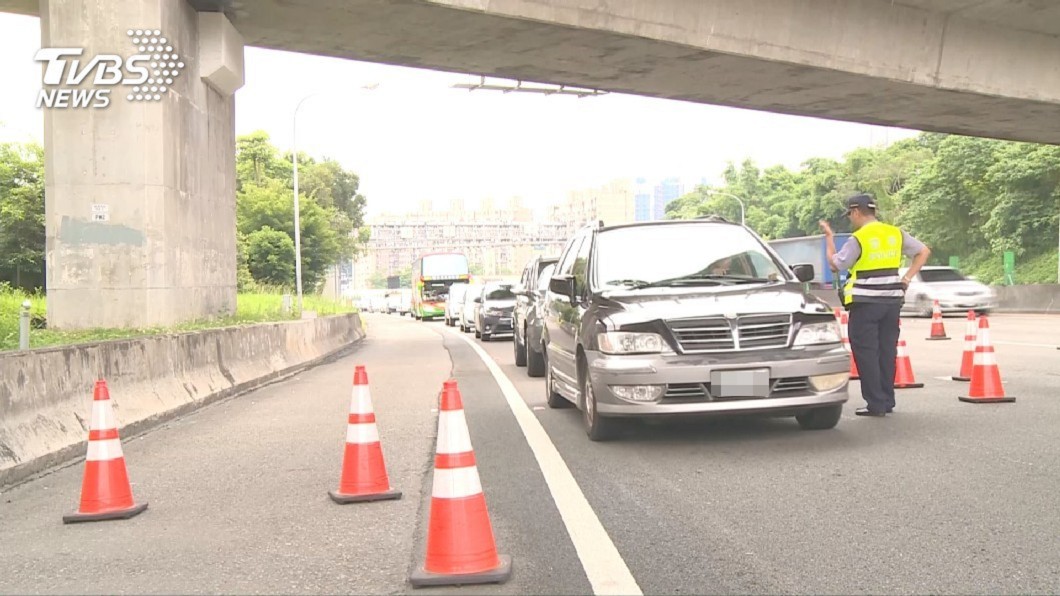 總統車隊經過!國道警「5線擋滿」 駕駛傻:這啥政府?